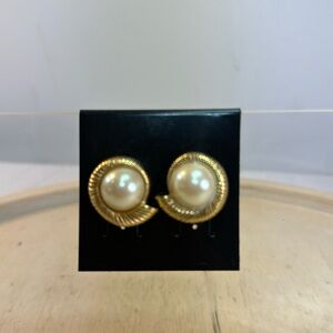 RICHELLEU VINTAGE FAUX PEARL IN SHELL POST EARRINGS